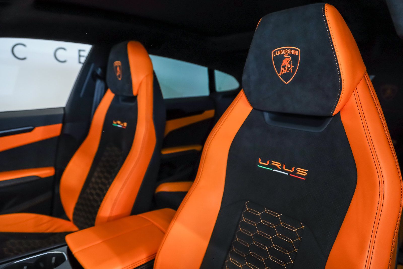 Used 2022 Lamborghini Urus AWD/4WD image 31