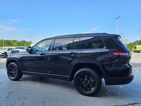 Used 2024 Jeep Grand Cherokee L Laredo AWD/4WD image 5