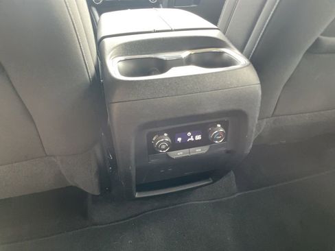 Used 2025 Chevrolet Traverse LT image 35