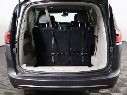 Used 2022 Chrysler Pacifica Touring-L image 16