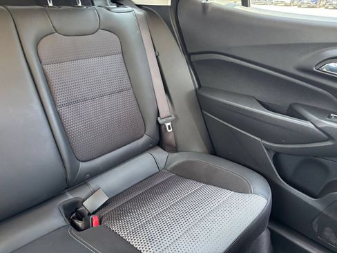 Used 2025 Chevrolet Trax LT FWD image 36