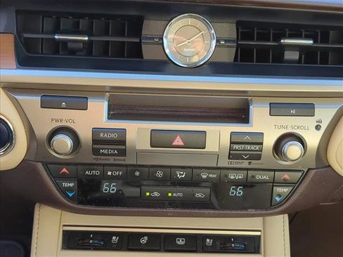 Used 2016 Lexus ES 300h w/ Luxury Package w/Wood Trim image 23