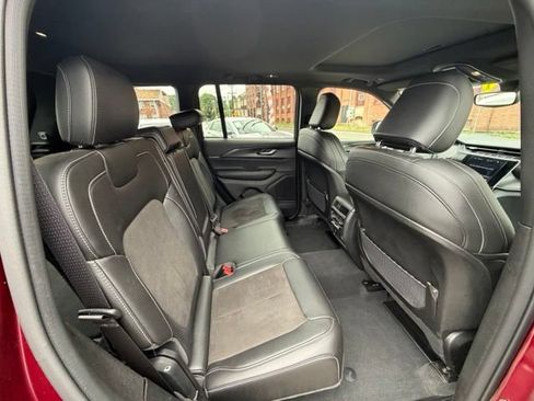 Used 2023 Jeep Grand Cherokee Altitude AWD/4WD image 12
