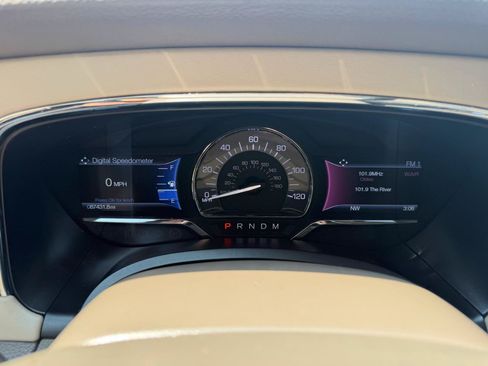 Used 2017 Lincoln Navigator Select AWD/4WD image 16