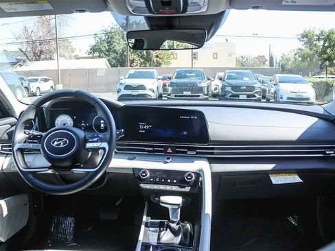 Certified 2023 Hyundai Elantra Limited image 17