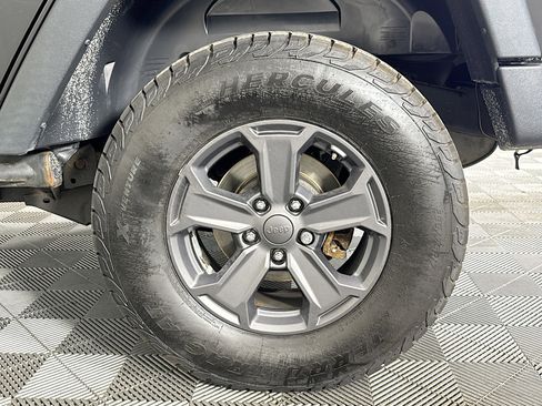 Used 2018 Jeep Wrangler Unlimited Rubicon w/ Connectivity Group image 34