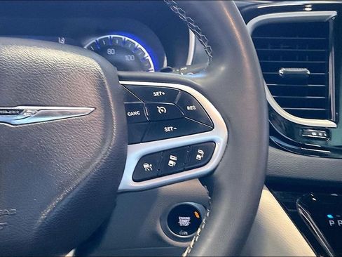 Used 2023 Chrysler Pacifica Touring-L FWD image 9