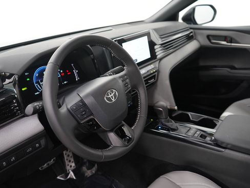 Used 2025 Toyota Camry SE image 17