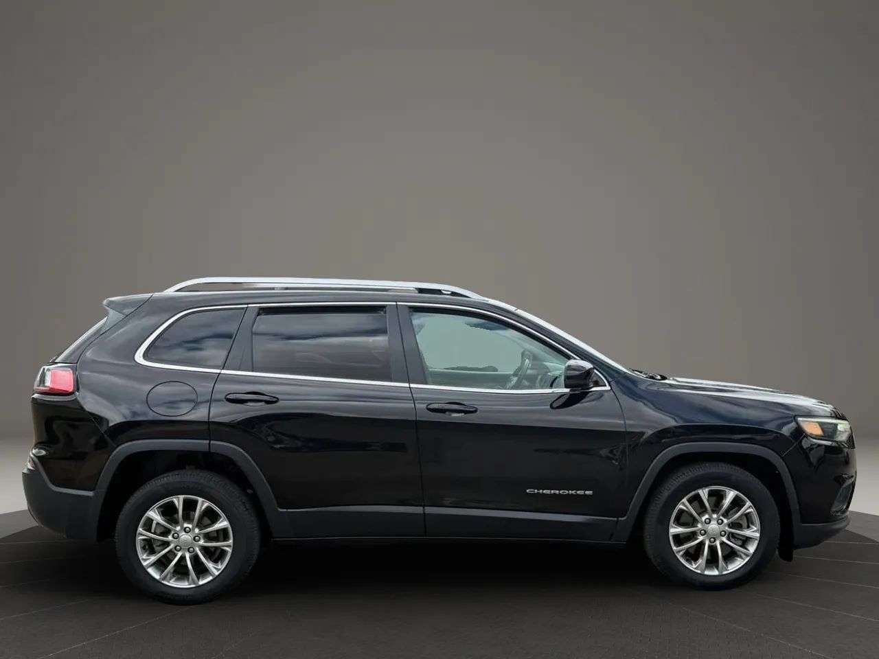 Used 2019 Jeep Cherokee Latitude Plus FWD image 4