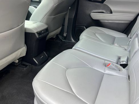 Used 2023 Toyota Highlander XLE AWD/4WD image 12