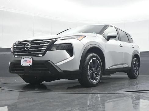 Used 2025 Nissan Rogue SV AWD/4WD image 25