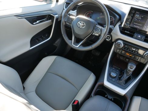 Used 2019 Toyota RAV4 Limited image 9