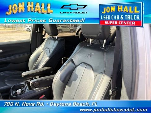 Used 2020 Chrysler Pacifica Touring-L w/ S Appearance Package image 18