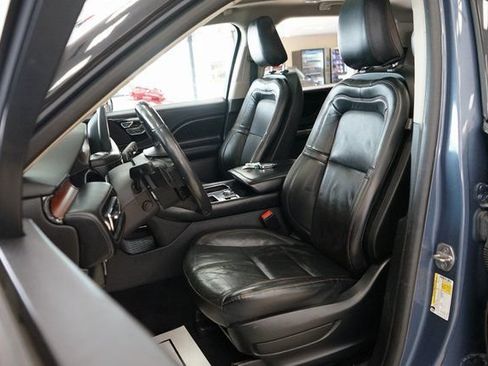 Used 2021 Lincoln Aviator Reserve AWD/4WD image 2