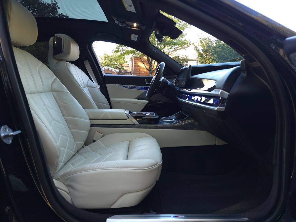 Used 2024 BMW 760i xDrive w/ Premium Package 2 AWD/4WD image 22