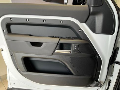 Used 2025 Land Rover Defender 110 X-Dynamic SE image 46