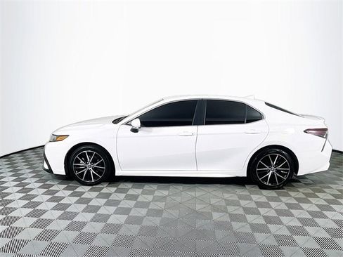Used 2023 Toyota Camry SE image 5
