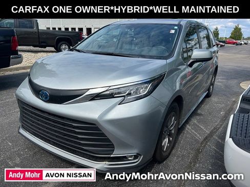 Used 2023 Toyota Sienna XLE FWD image 2
