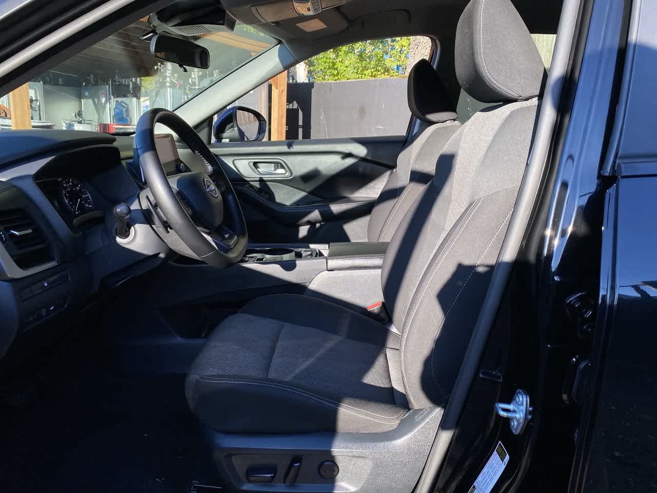 Used 2025 Nissan Rogue SV AWD/4WD image 12