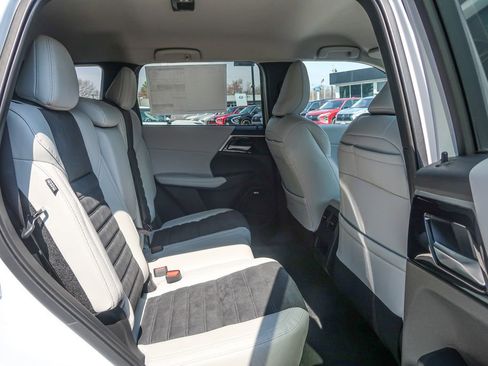 New 2026 Mitsubishi Outlander SE image 17