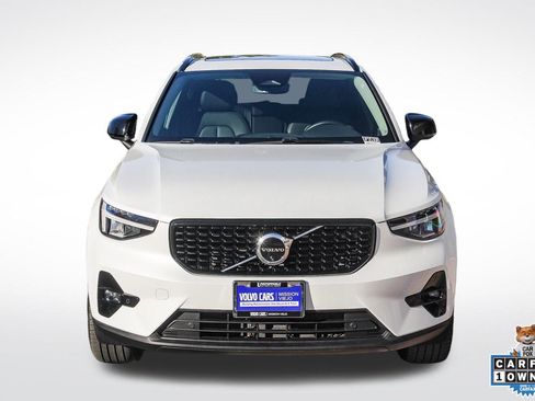 Used 2025 Volvo XC40 B5 Plus image 2