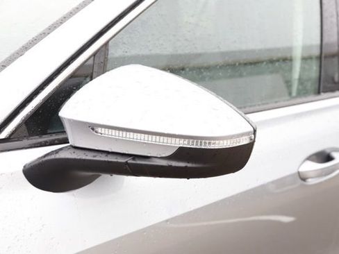 Used 2025 Volkswagen Tiguan SE w/ Panoramic Sunroof Package image 11