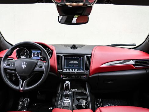 Used 2017 Maserati Levante w/ Luxury Package image 14