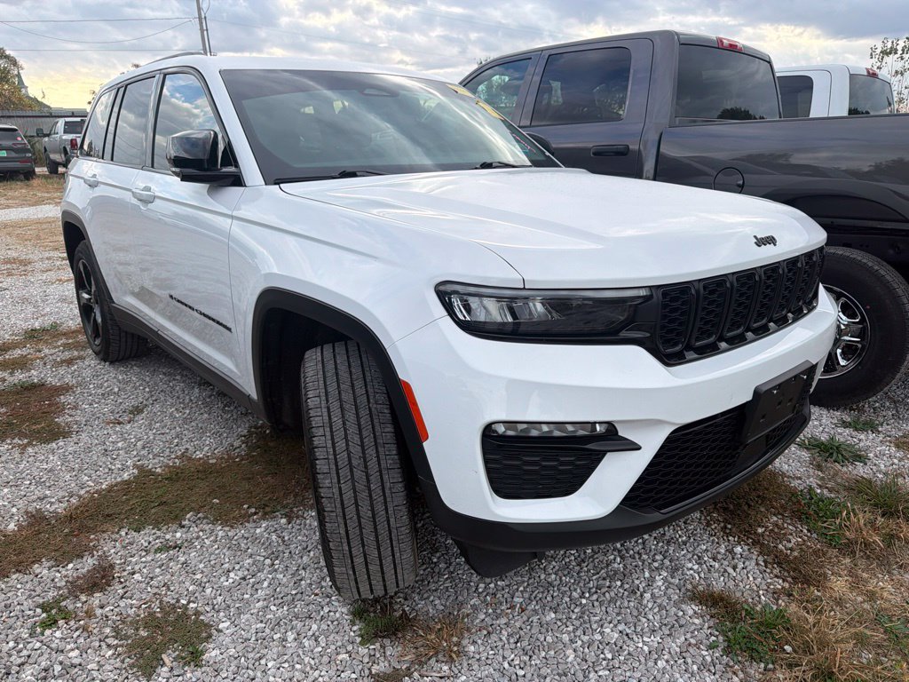 Used 2023 Jeep Grand Cherokee Limited w/ Black Appearance Package AWD/4WD image 4