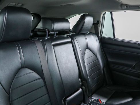 Used 2022 Toyota Highlander XLE FWD image 29