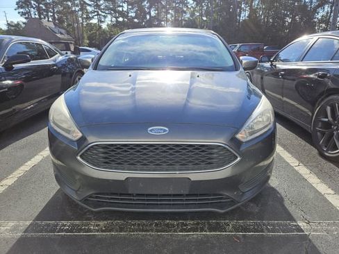 Used 2018 Ford Focus SE FWD image 3