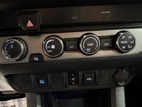 Used 2020 Toyota Tacoma SR5 AWD/4WD image 29