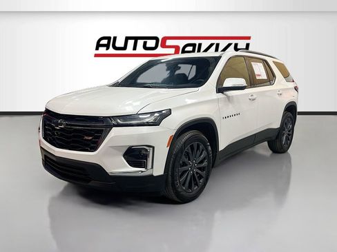 Used 2023 Chevrolet Traverse RS image 3