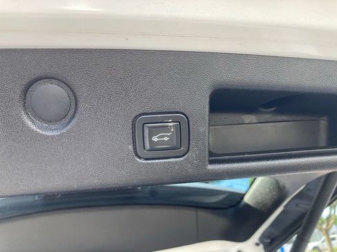 Used 2018 Chevrolet Equinox LT FWD image 19