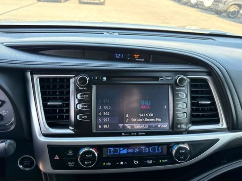 Used 2018 Toyota Highlander SE w/ Carpet Mat Package (TMS) AWD/4WD image 24