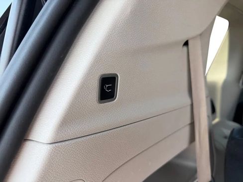 Used 2023 Chrysler Pacifica Touring-L FWD image 34