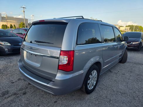 Used 2014 Chrysler Town & Country Touring FWD image 7