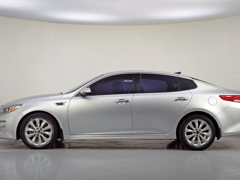 Used 2016 Kia Optima EX w/ Premium Package image 8