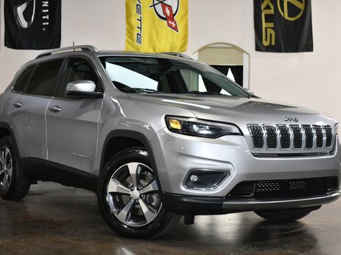 Used 2019 Jeep Cherokee Limited image 3