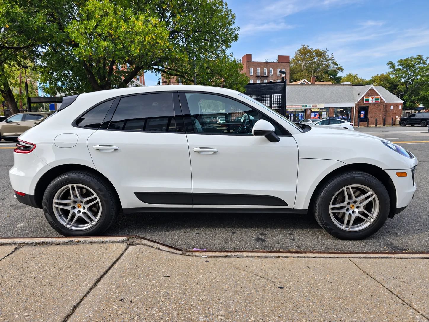 Used 2017 Porsche Macan AWD/4WD image 7