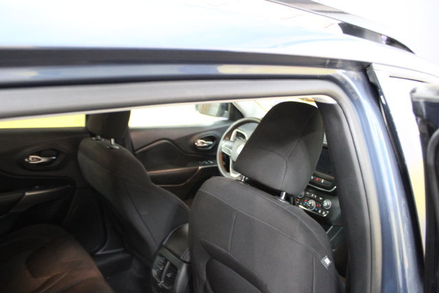 Used 2022 Jeep Cherokee Latitude w/ Comfort Safety Group AWD/4WD image 10