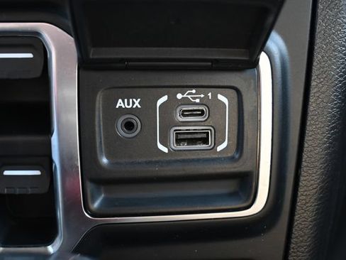 Used 2019 Jeep Wrangler Unlimited Sahara AWD/4WD image 30