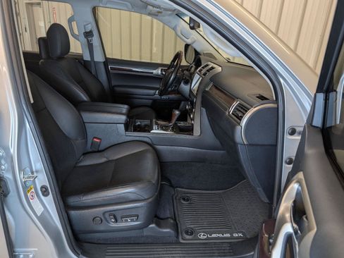 Used 2019 Lexus GX 460 Luxury AWD/4WD image 32