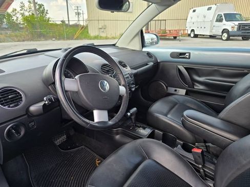 Used 2010 Volkswagen Beetle Convertible FWD image 11