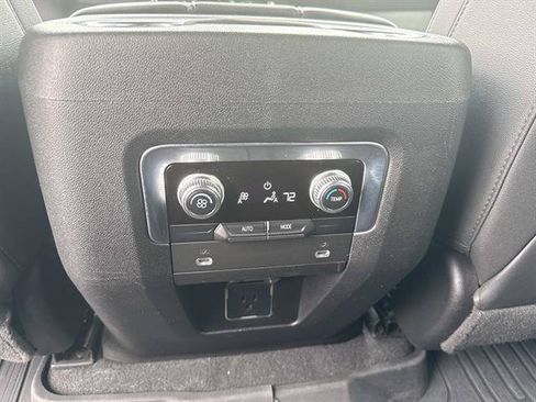 Used 2023 GMC Yukon XL SLT AWD/4WD image 19