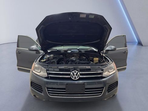 Used 2014 Volkswagen Touareg TDI image 8