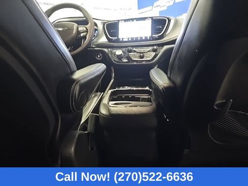 Used 2025 Chrysler Pacifica Limited image 23