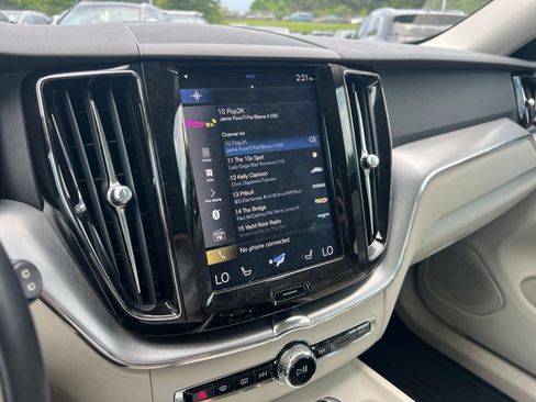 Used 2019 Volvo XC60 T5 Momentum w/ Premium Package FWD image 15