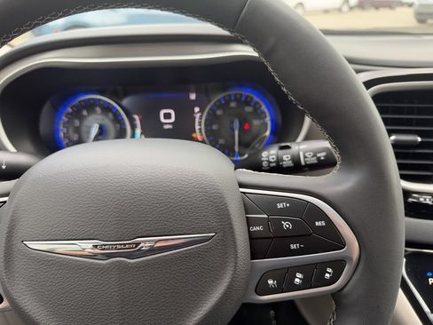 Used 2023 Chrysler Pacifica Touring-L FWD image 29