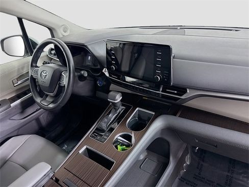 Certified 2021 Toyota Sienna XLE image 31