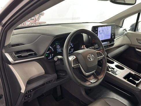 Used 2021 Toyota Sienna XLE image 12